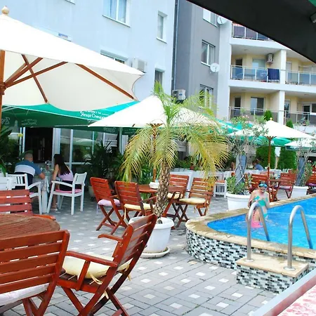 Mercury One Bedroom Center Family شقة